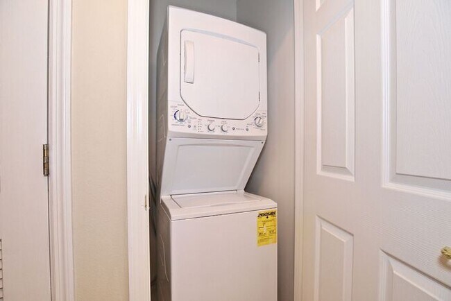 Building Photo - Beautiful 2/2 Spacious Condo in the Gated ...