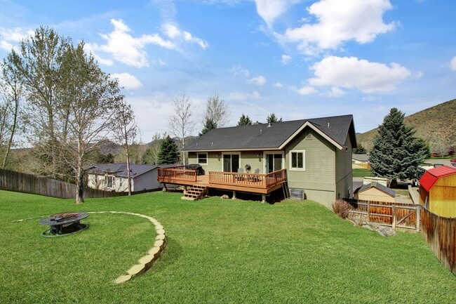 Building Photo - Spacious Home on Elevated Lot in Bellevue'...