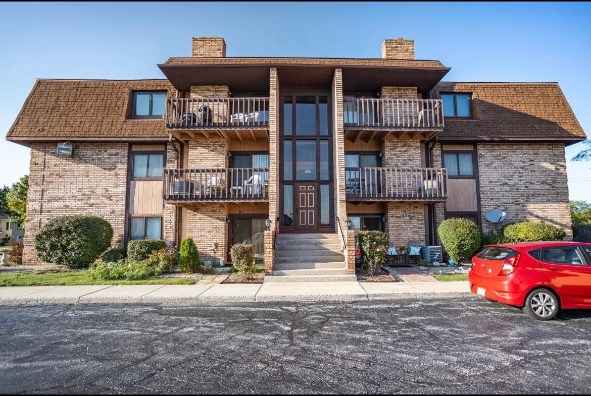 2306 Martha St Unit 101, Highland, IN 46322 Condo for Rent in