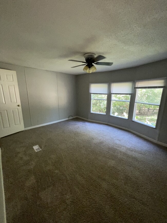 Foto del edificio - 65 Two Lynn Dr