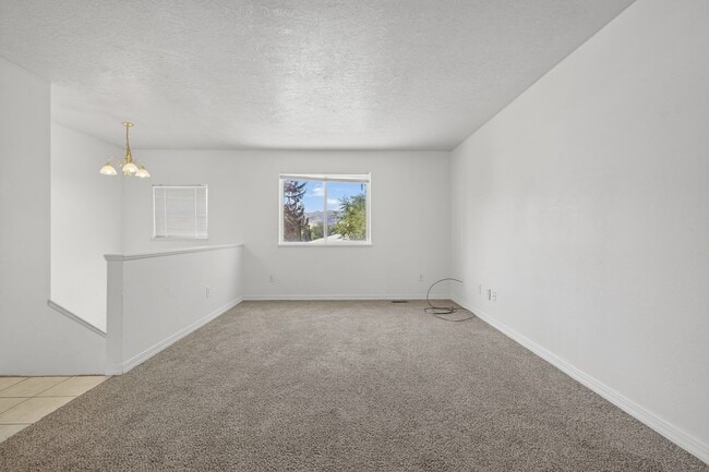 Building Photo - HUGE 6 bed 3 bath Home in Pocatello