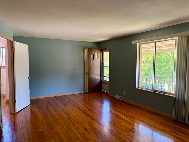 Building Photo - 2130 Tuxedo Ave