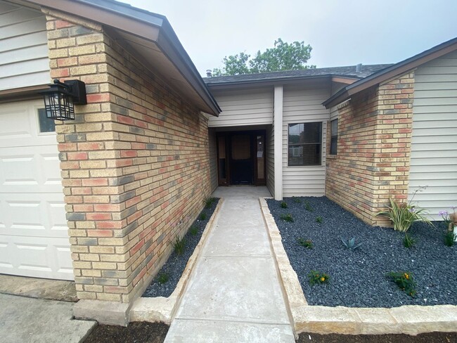 Building Photo - Newly Remodeled