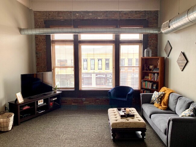 Building Photo - 128 S Santa Fe Ave