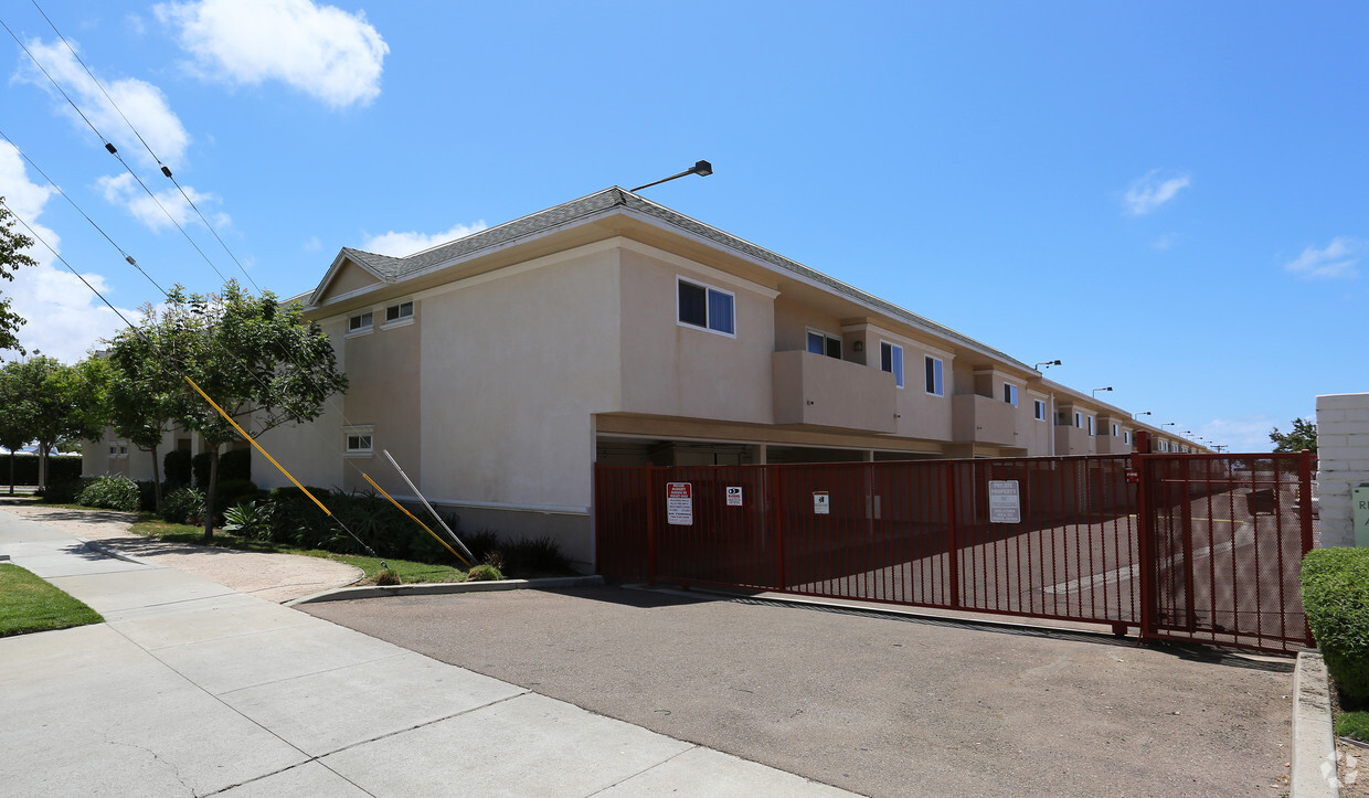 Foto del edificio - Country Club Lane Apartments