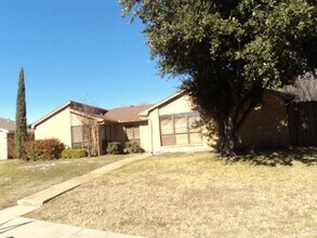 Building Photo - 1301 Ellington Dr