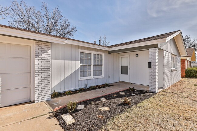 Building Photo - Remodeled and spacious 3 bedroom