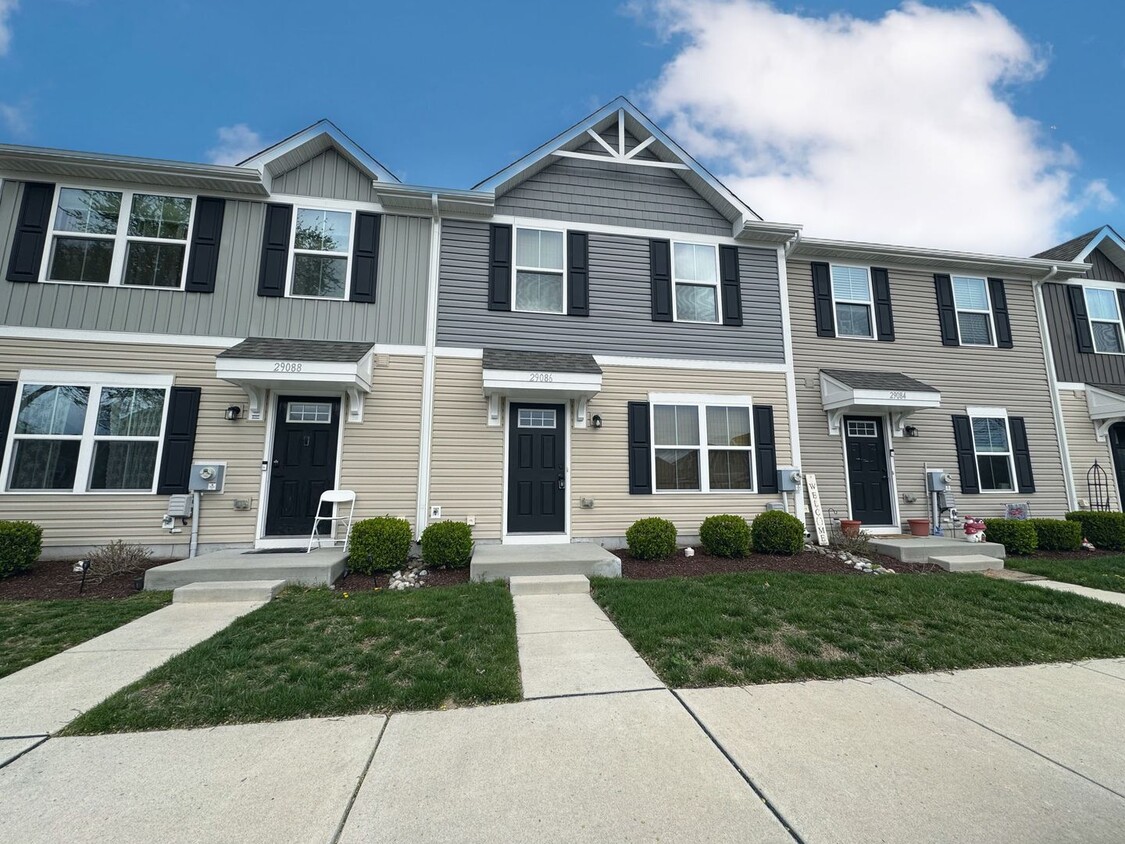 Primary Photo - Easy living in this immaculate town home. ...