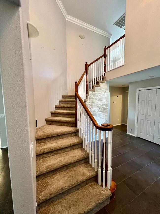 Foto del edificio - Beautiful Two Level Home next to the Clark...