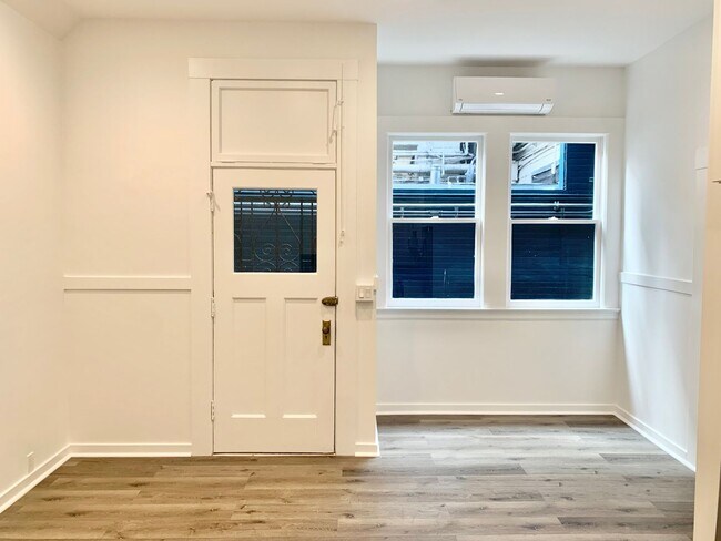 Building Photo - 2BR/1BA Valencia Corridor Luxury Garden Fl...