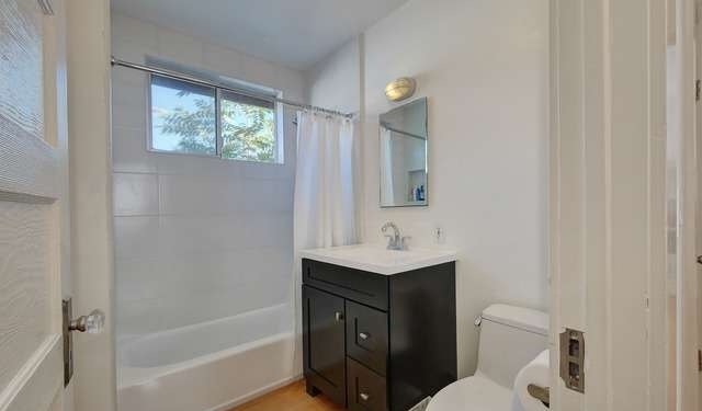Full bathroom - 5529 Raber St