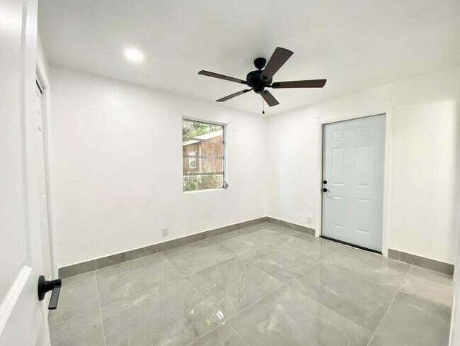 Foto del edificio - 660 NE 34th Ct