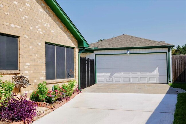 Building Photo - 2911 Planters St