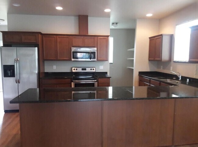 Foto del edificio - Newer Construction---7 Bedroom Available for Prelease in York Neighborhood! With a Signed Lease R...