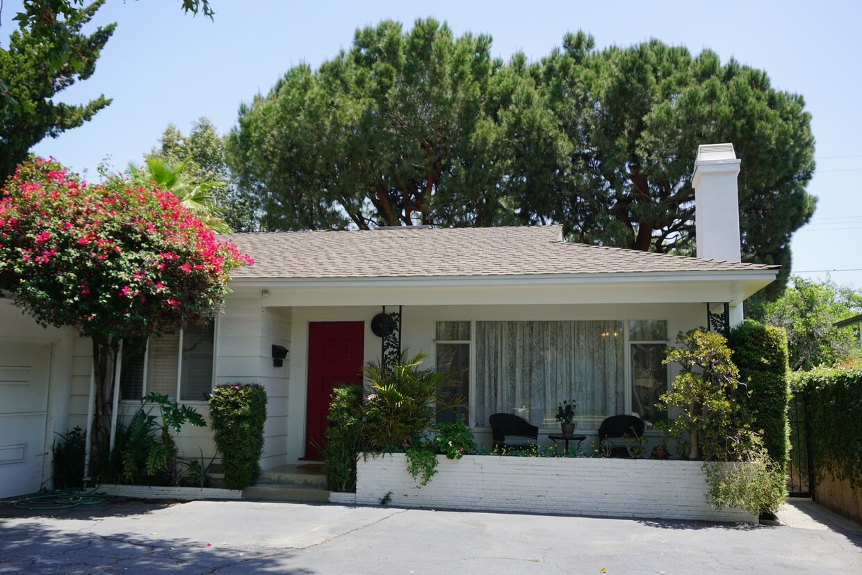 Primary Photo - Beautiful Lake Balboa Single Family Home: ...