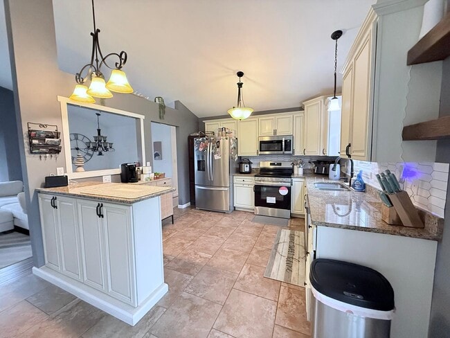 Building Photo - 806 Hawks Cir Dr