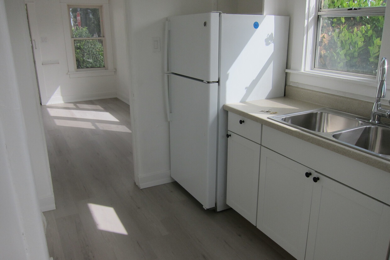 kitchen - 2803 S Harcourt Ave