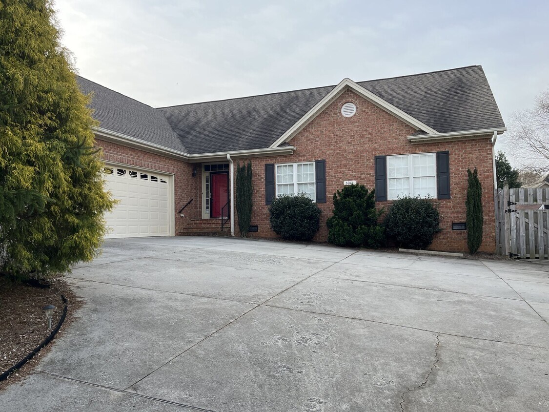 "Charming Kernersville Retreat: Spacious 4-Bed Gem with Granite Touches & Cozy Fireplace" - "Charming Kernersville Retreat: Spacious 4-Bed Gem with Granite Touches & Cozy Fireplace"