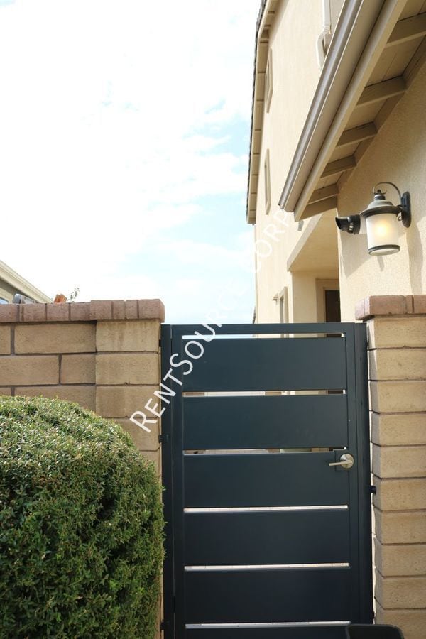 Building Photo - 1 Bedroom, 1 Bath Attached Guest House For...