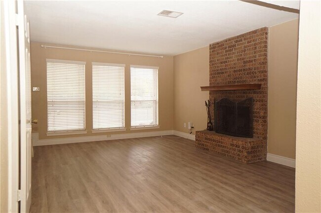 Foto del edificio - 6525 Hart Ln