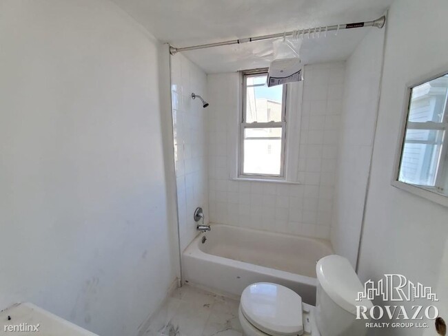 Building Photo - 3 br, 1 bath  - 80 Chelsea Ave # 2