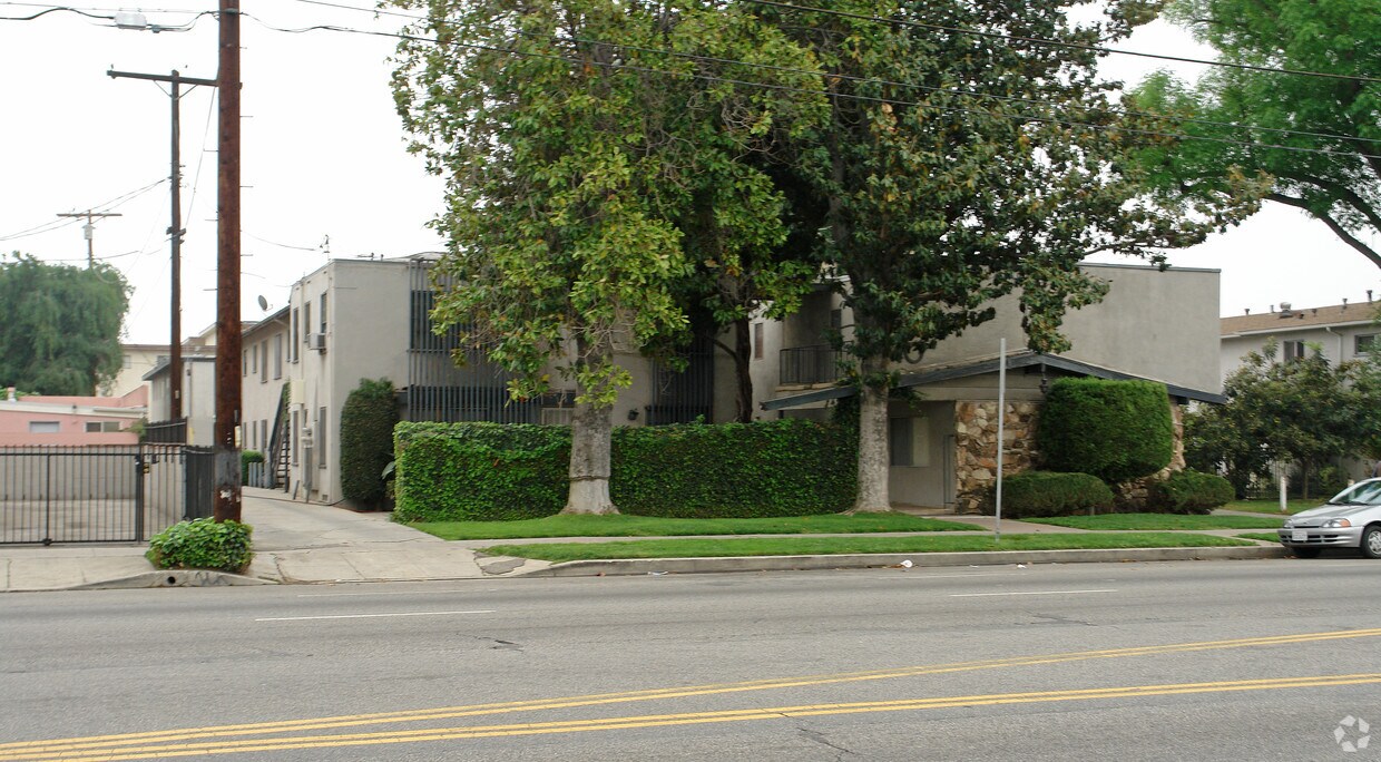Building Photo - 7240 Woodman Ave