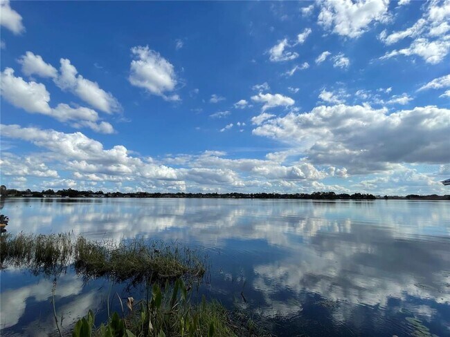 Foto del edificio - 687 Lake Dexter Cir