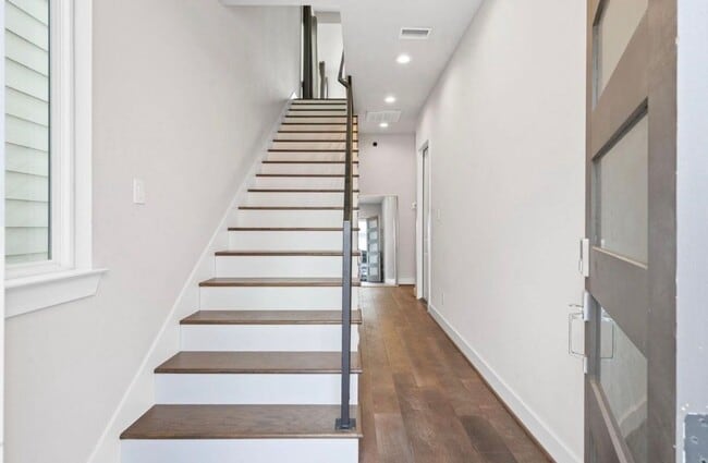 Building Photo - 823 Mansfield St