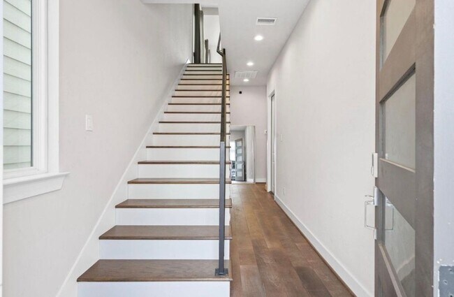 Building Photo - 823 Mansfield St