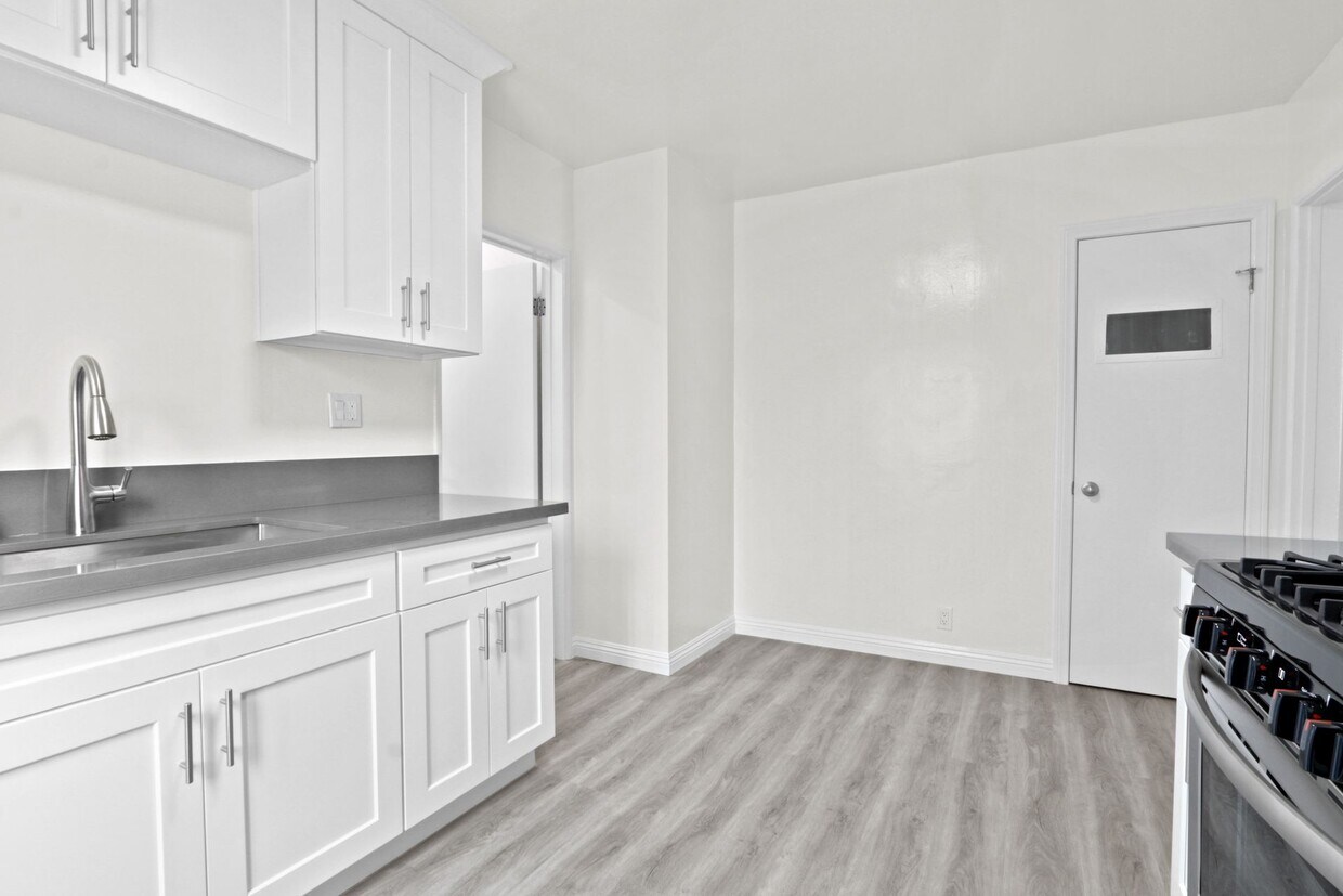 Building Photo - 1824 16th St in Santa Monica