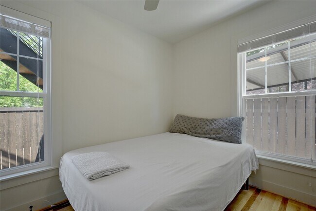 Foto del edificio - 4518 Red River St