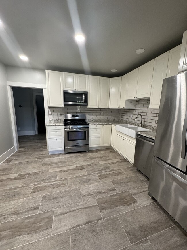 4 bedroom 3 bath Springfield home with Off street parking - 4 bedroom 3 bath Springfield home with Off street parking