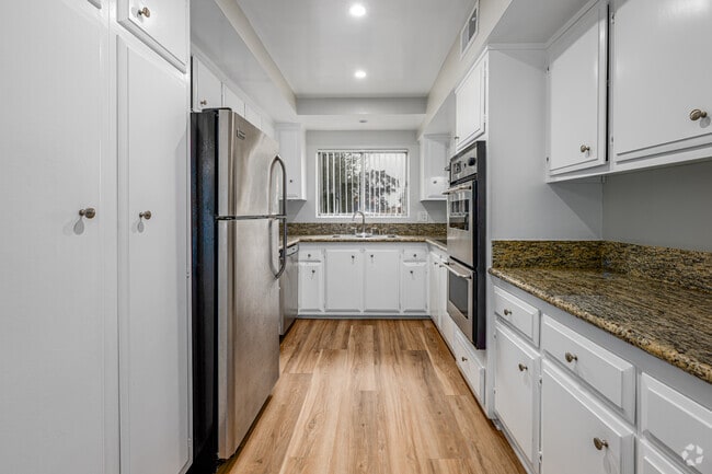 3BR, 2BA - 1682SF - Kitchen - 420 Fairview Ave