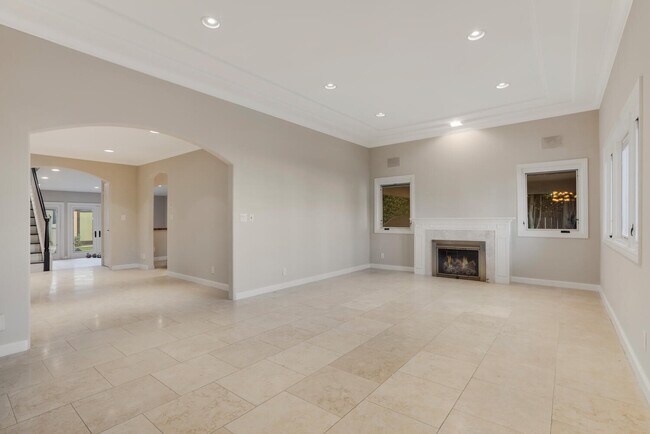 Building Photo - 261 S Palm Dr