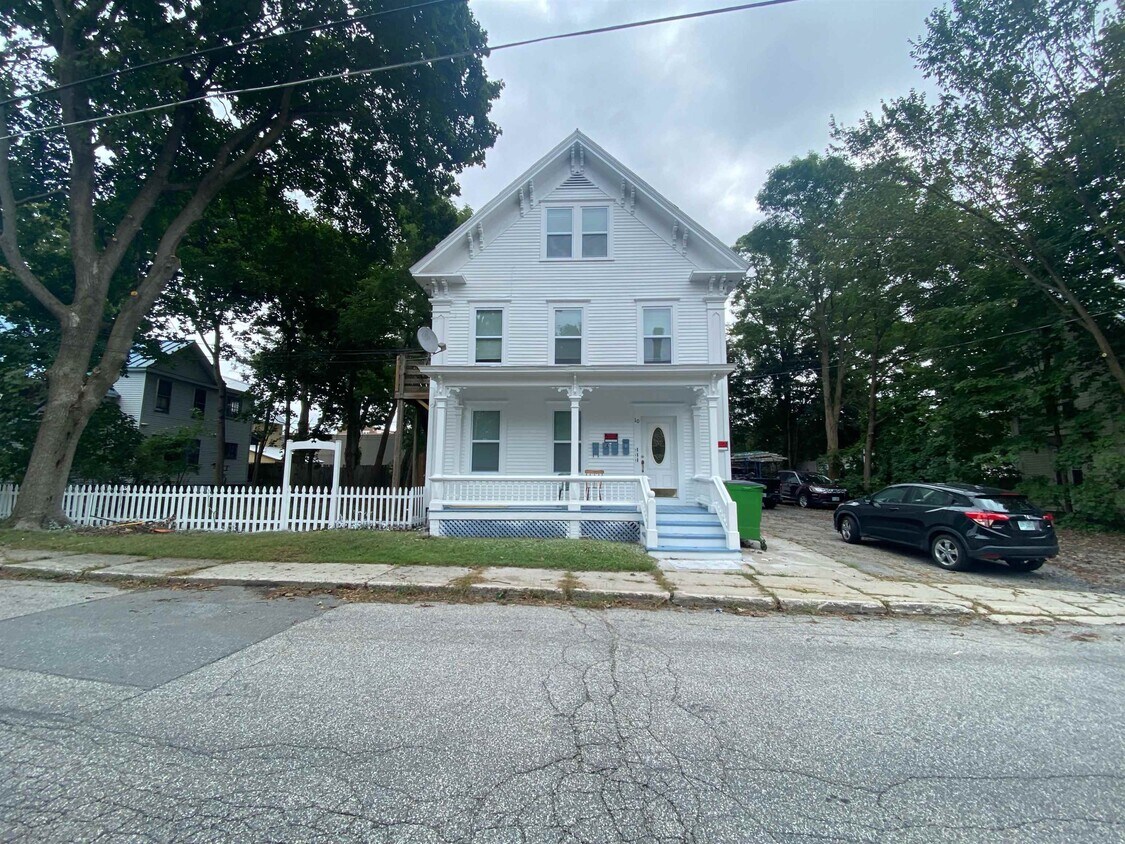 10 Spruce Ave Unit Apt 2A, Claremont, NH 03743 Room for Rent in