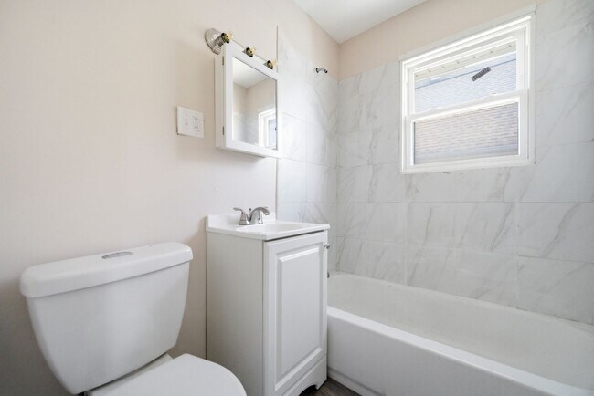 Foto del edificio - 3881 W 117th St