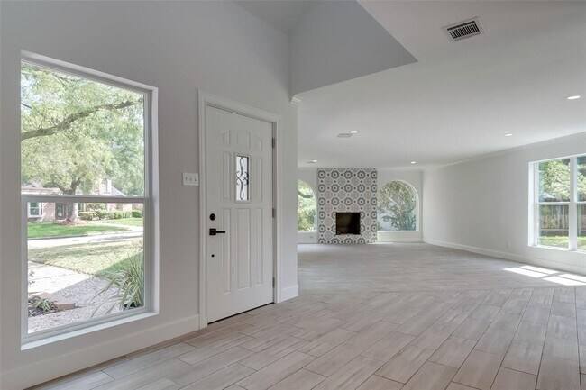 Building Photo - 818 Silvergate Dr