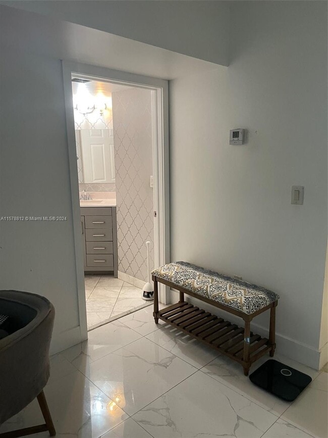 Building Photo - 999 Brickell Bay Dr