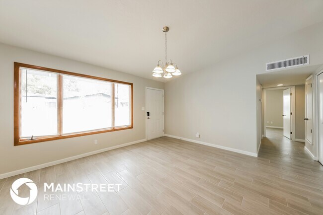 Foto del edificio - 3108 W McLellan Blvd