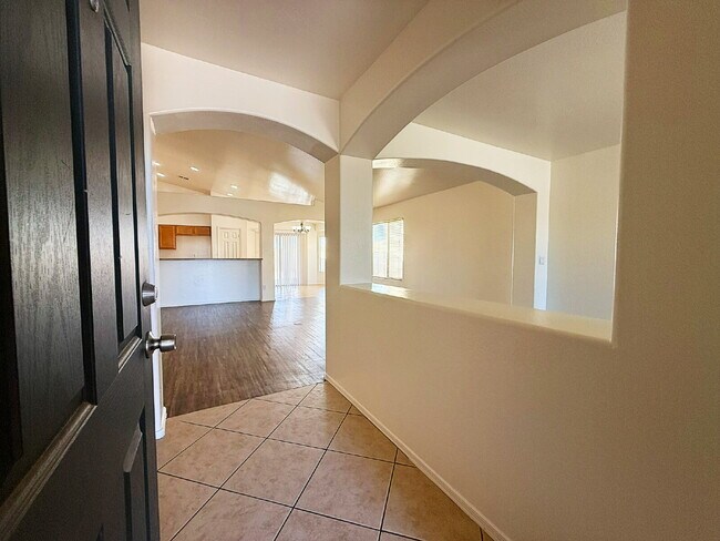 Foto del edificio - Freshly Painted 1-Story Home with Spacious Layout and Desert Landscaping!