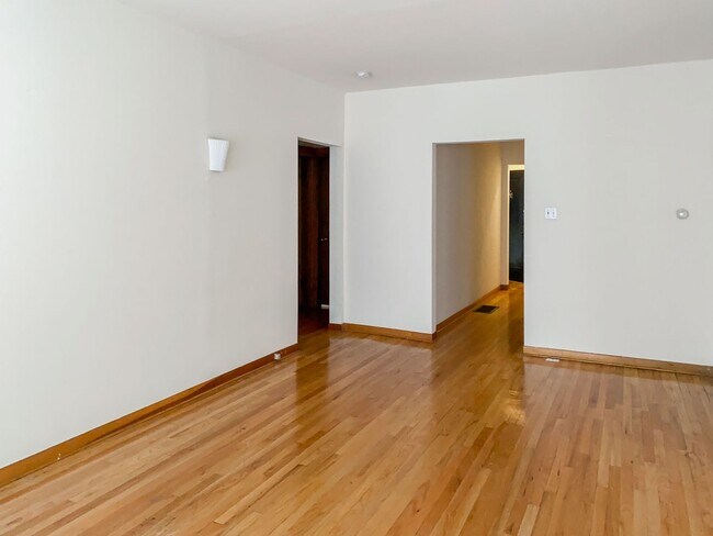 Building Photo - 4811 N Wolcott Ave