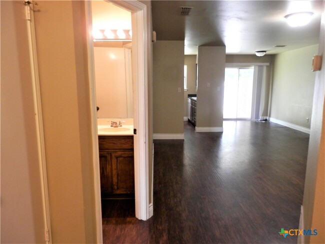 Foto del edificio - 2750 Maple Tree Rd