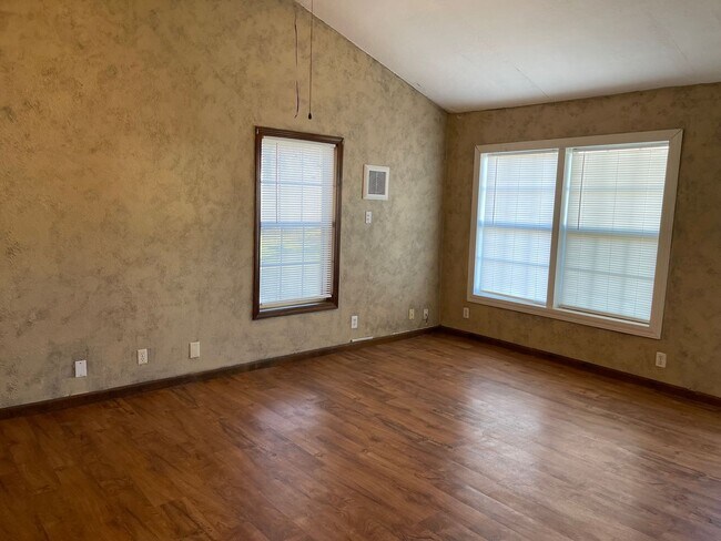 Foto del edificio - 2 BEDROOM 1 BATHROOM HOUSE FOR RENT