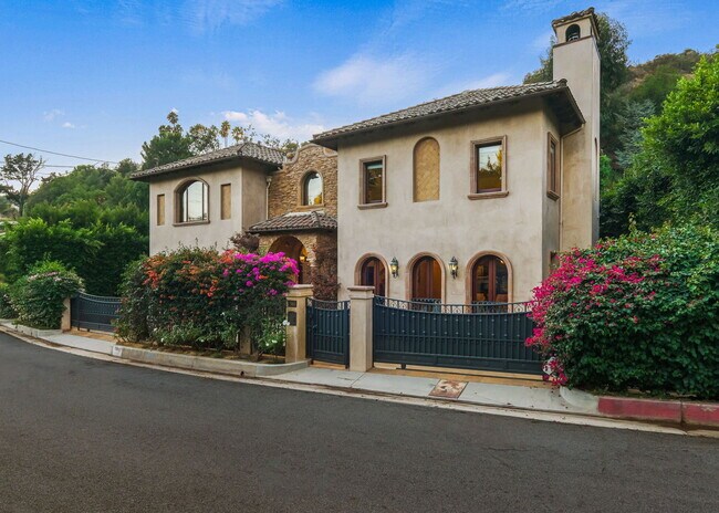 Building Photo - 1191 N Bundy Dr