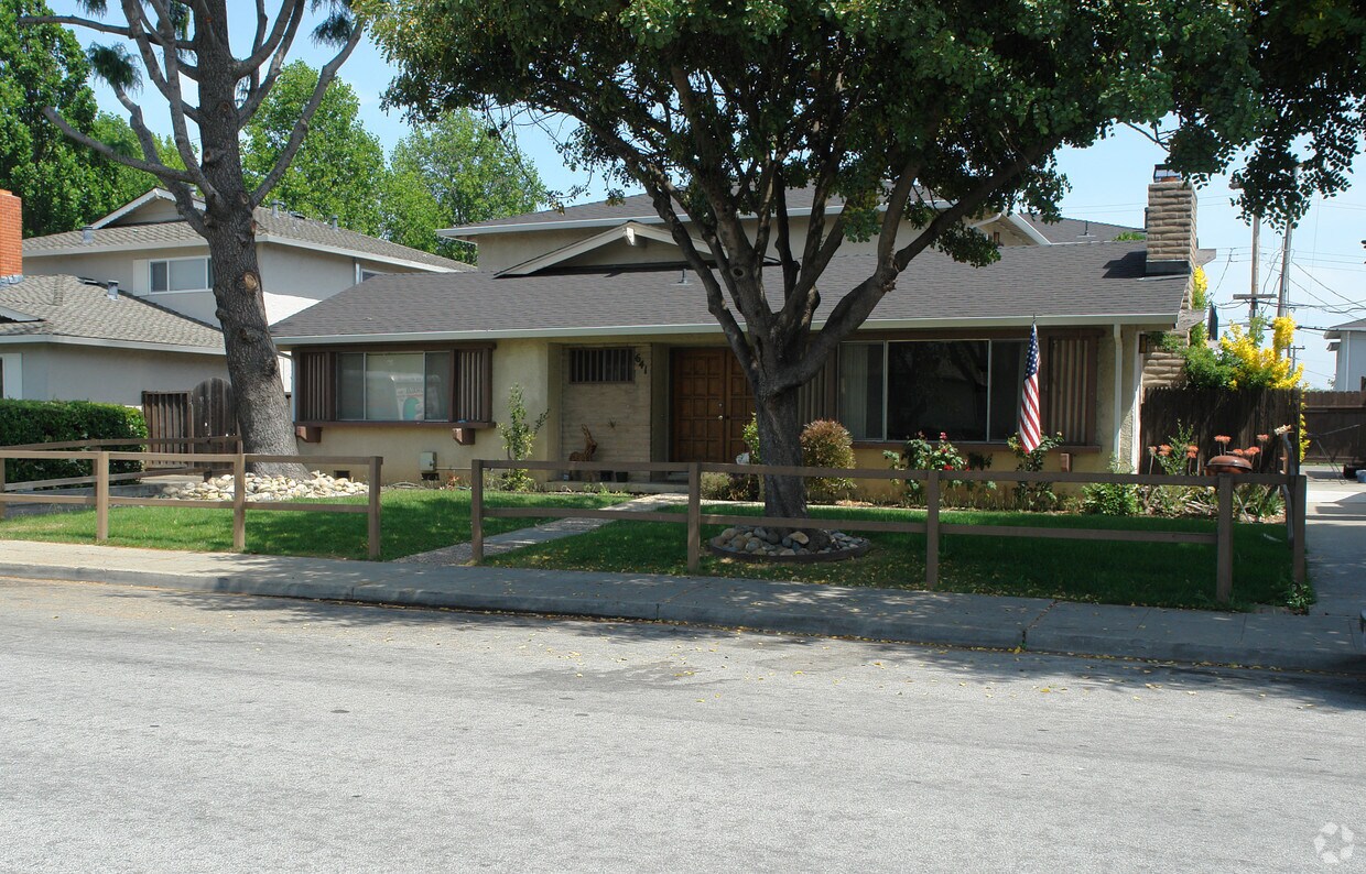 Primary Photo - 641 E Olive Ave
