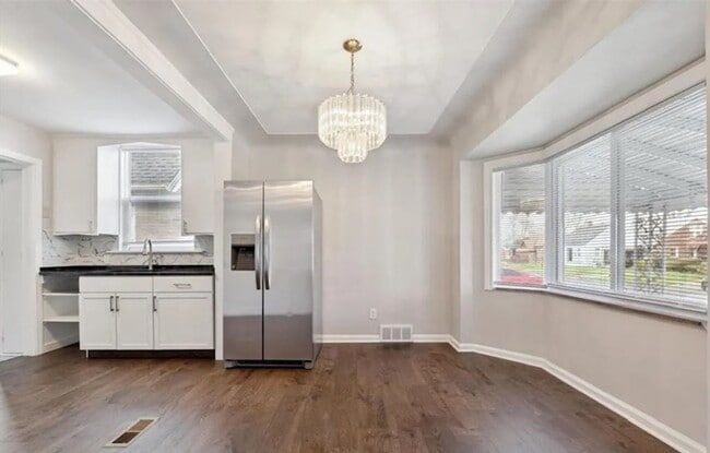 Foto del edificio - Beautiful 3 bedroom/1 bath Brick Bungalow - Now Available!