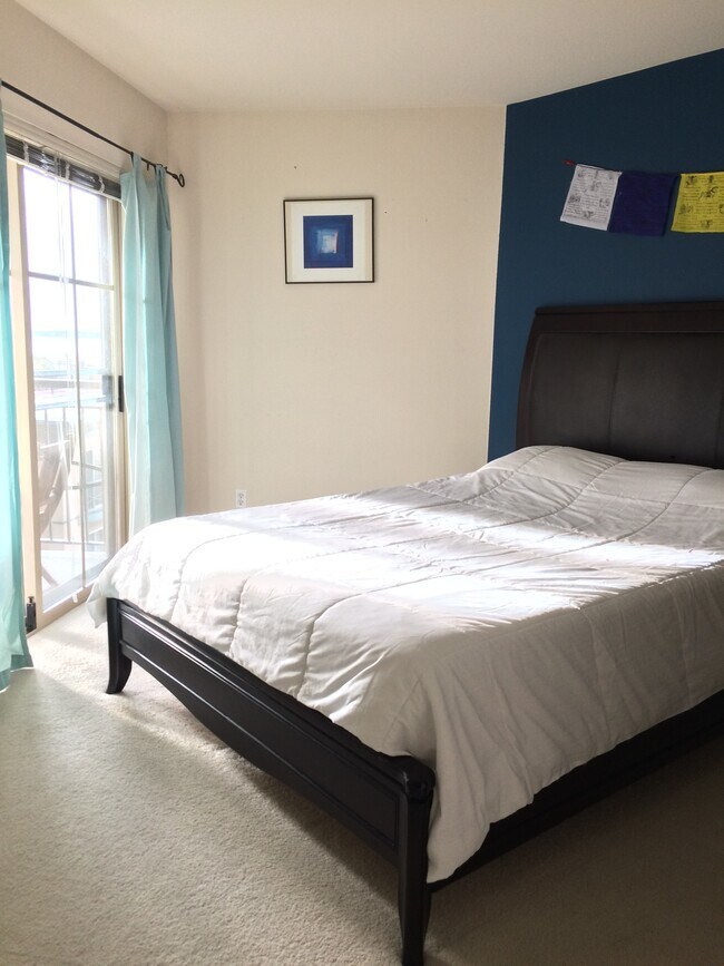 Bedroom with sliding patio doors - 123 Queen Anne Ave N