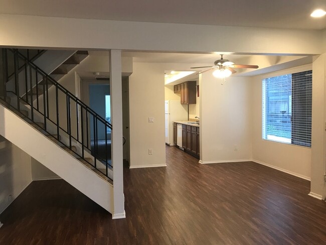 Building Photo - ***$500 Move-in Special*** Rare 2-Story En...