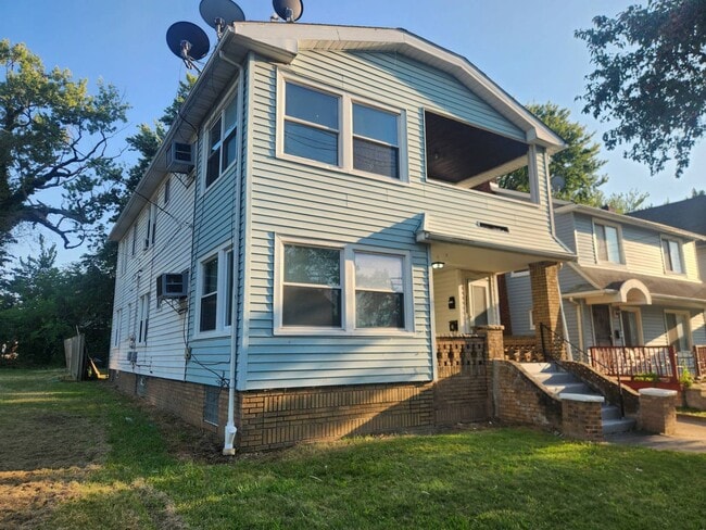 Foto del edificio - 15816 Grovewood Ave