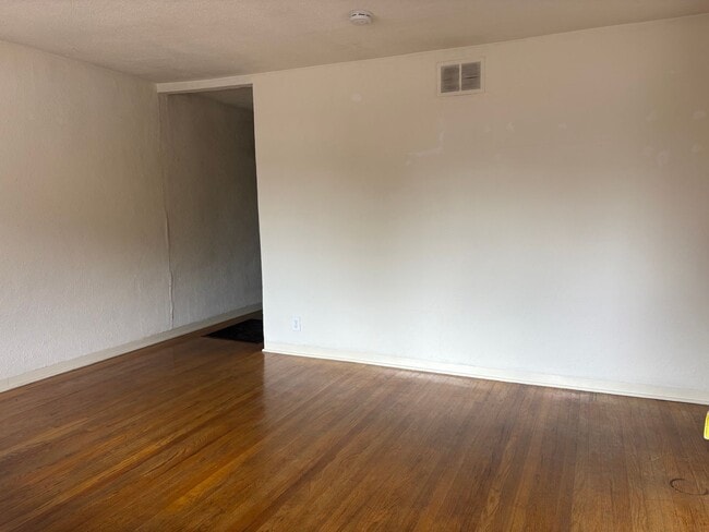 Building Photo - 223 Solano Dr NE